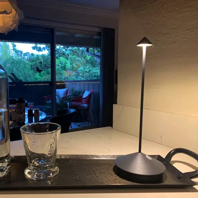 ModernCandle | Elegante kabellose LED-Tischlampe für drinnen und draußen