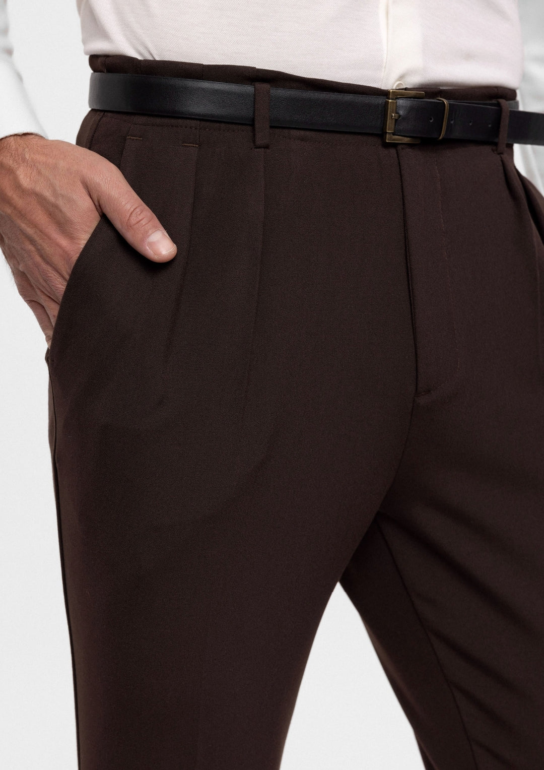 ANTIOCH | Hose mit hoher Taille und schwarzem Gürtel – Braun