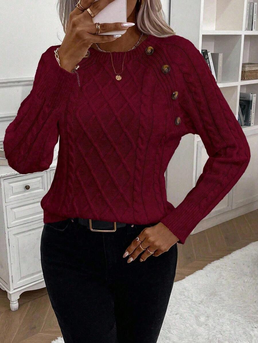 Clara – Pullover mit Knopfdetails und Zopfmuster