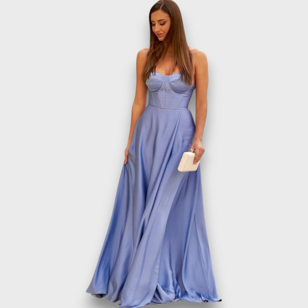 Victoria – Langes Kleid mit Rückenschnürung und Schlitz