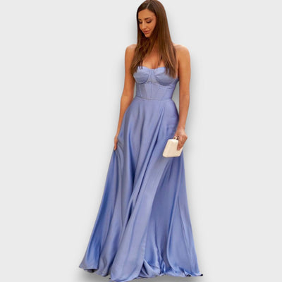 Victoria – Langes Kleid mit Rückenschnürung und Schlitz