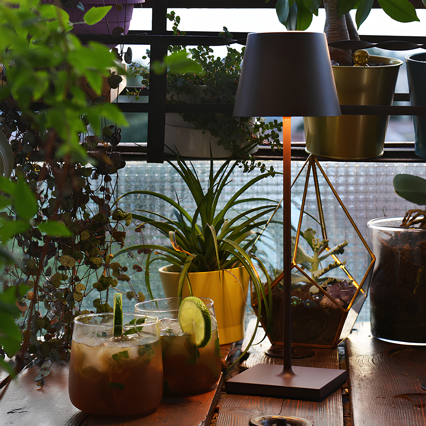 Verstellbare hohe Tischlampe für stilvolle Beleuchtung