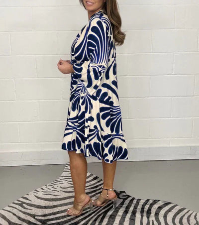 Fenella | Feminines Kleid mit V-Ausschnitt und modernem Print