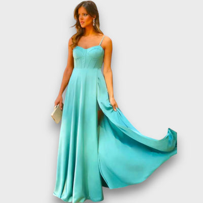 Victoria – Langes Kleid mit Rückenschnürung und Schlitz