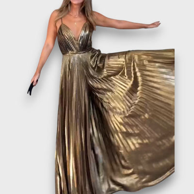 Aurora – Goldenes Plisseekleid mit tiefem Ausschnitt