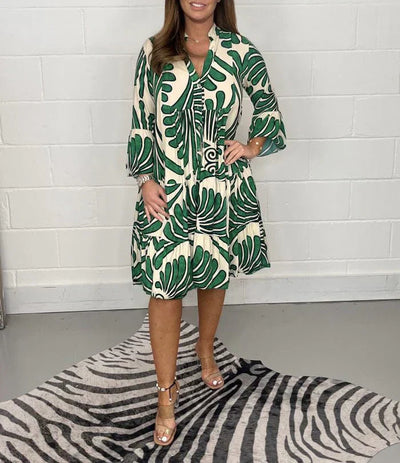 Fenella | Feminines Kleid mit V-Ausschnitt und modernem Print