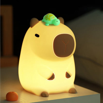 Capybara Lumière | Verspielte LED Nachttischlampe mit Schildkröte