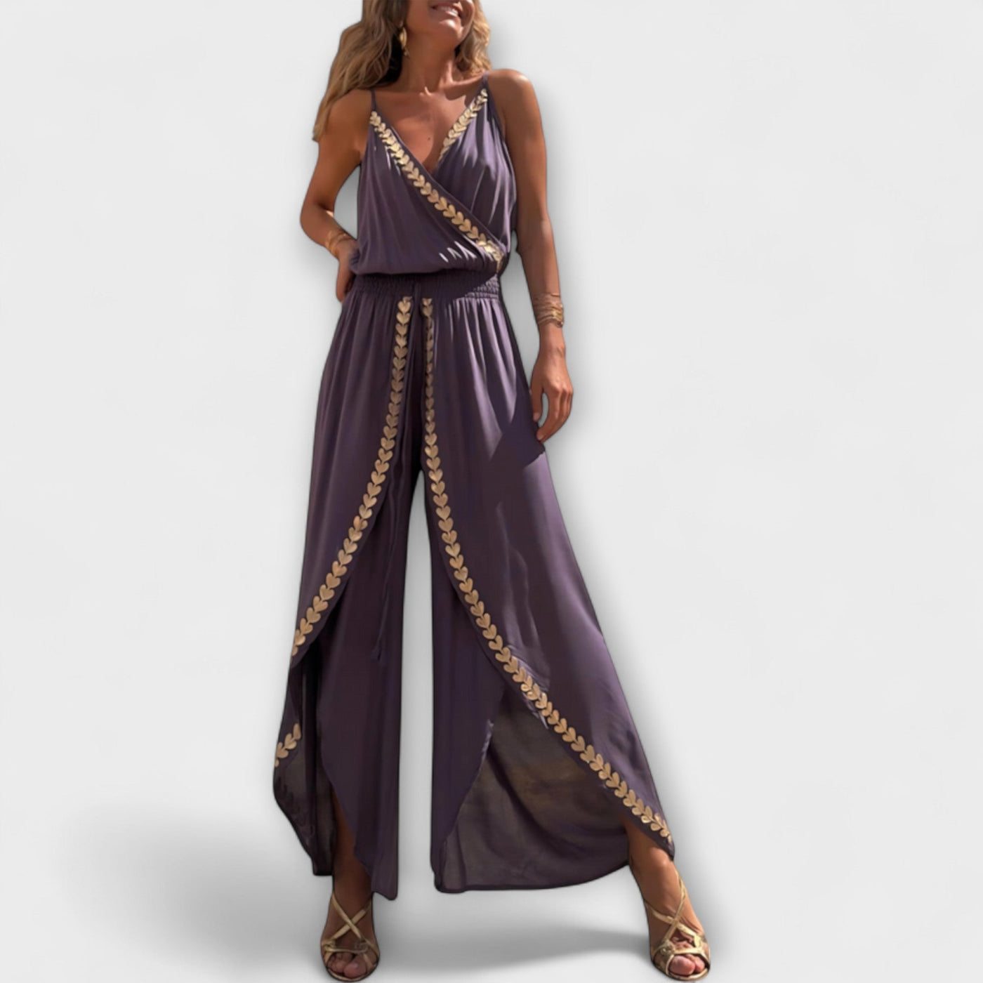 Nerina – Jumpsuit mit goldenen Akzenten und Boho-Flair