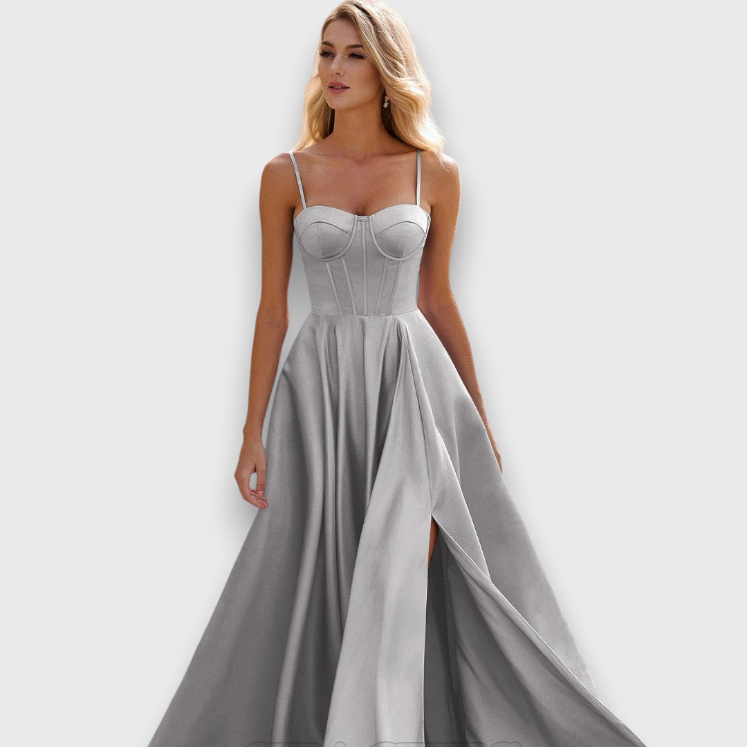 Victoria – Langes Kleid mit Rückenschnürung und Schlitz