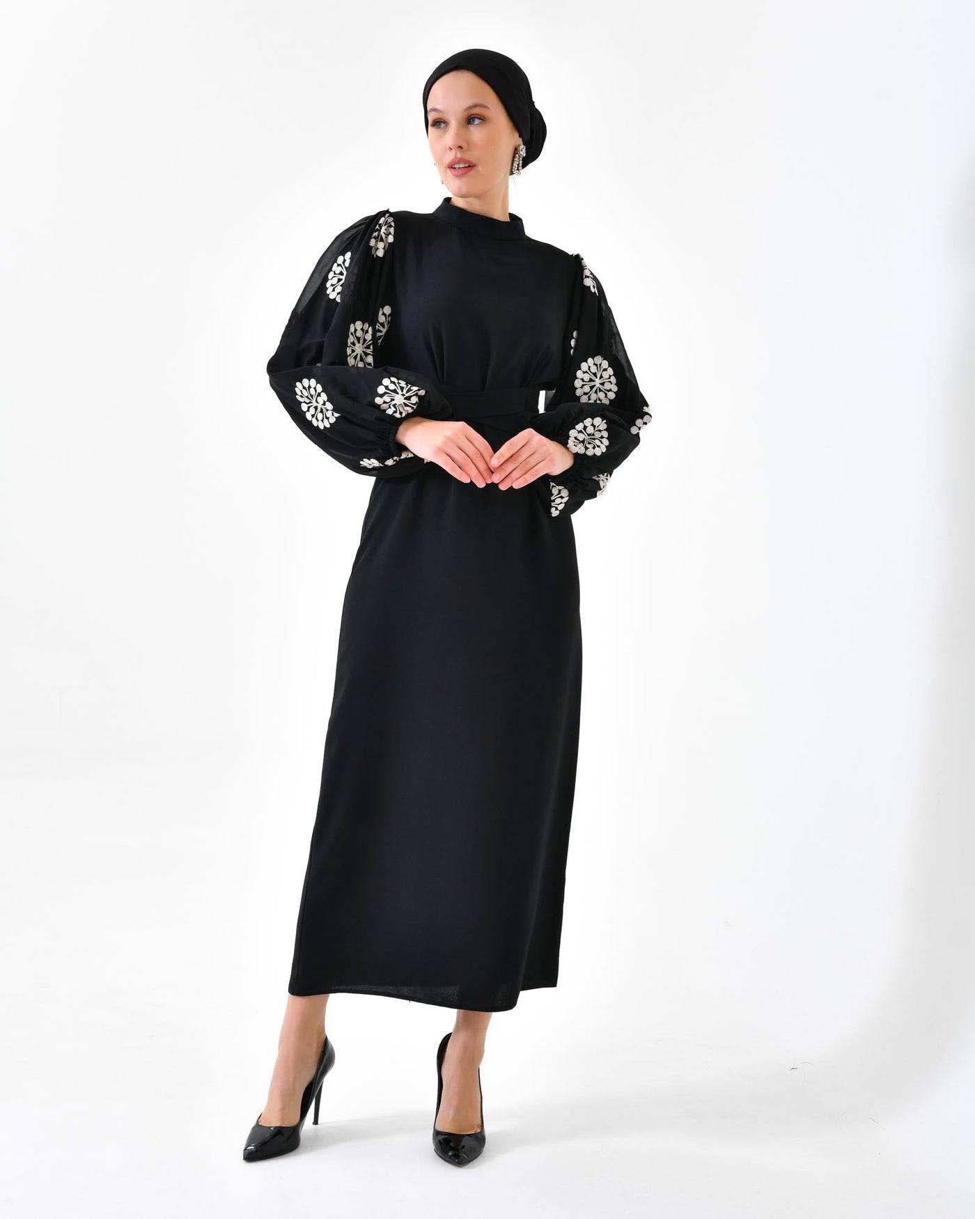 Elegantes Kleid mit Stickerei und Ballonärmeln