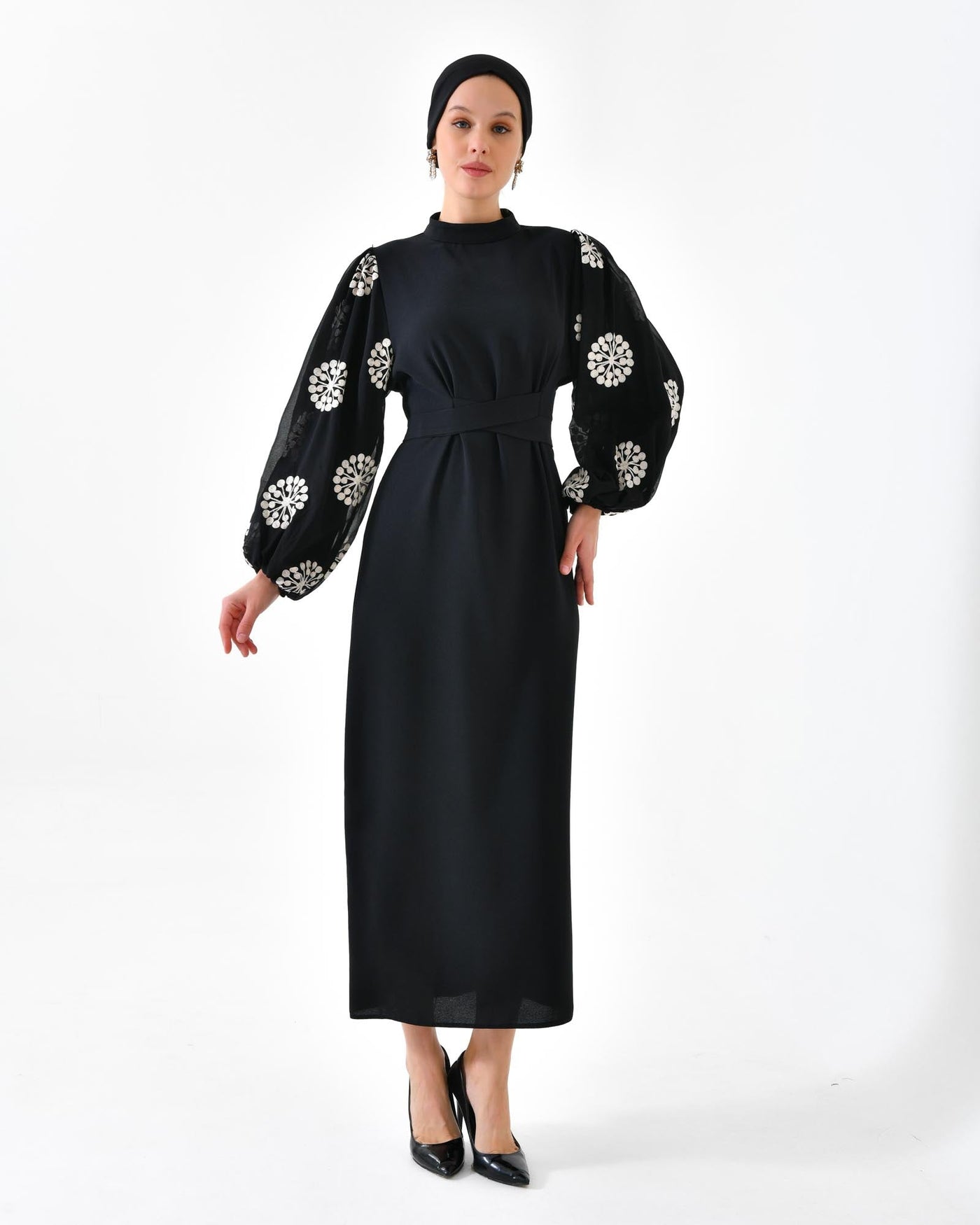 Elegantes Kleid mit Stickerei und Ballonärmeln