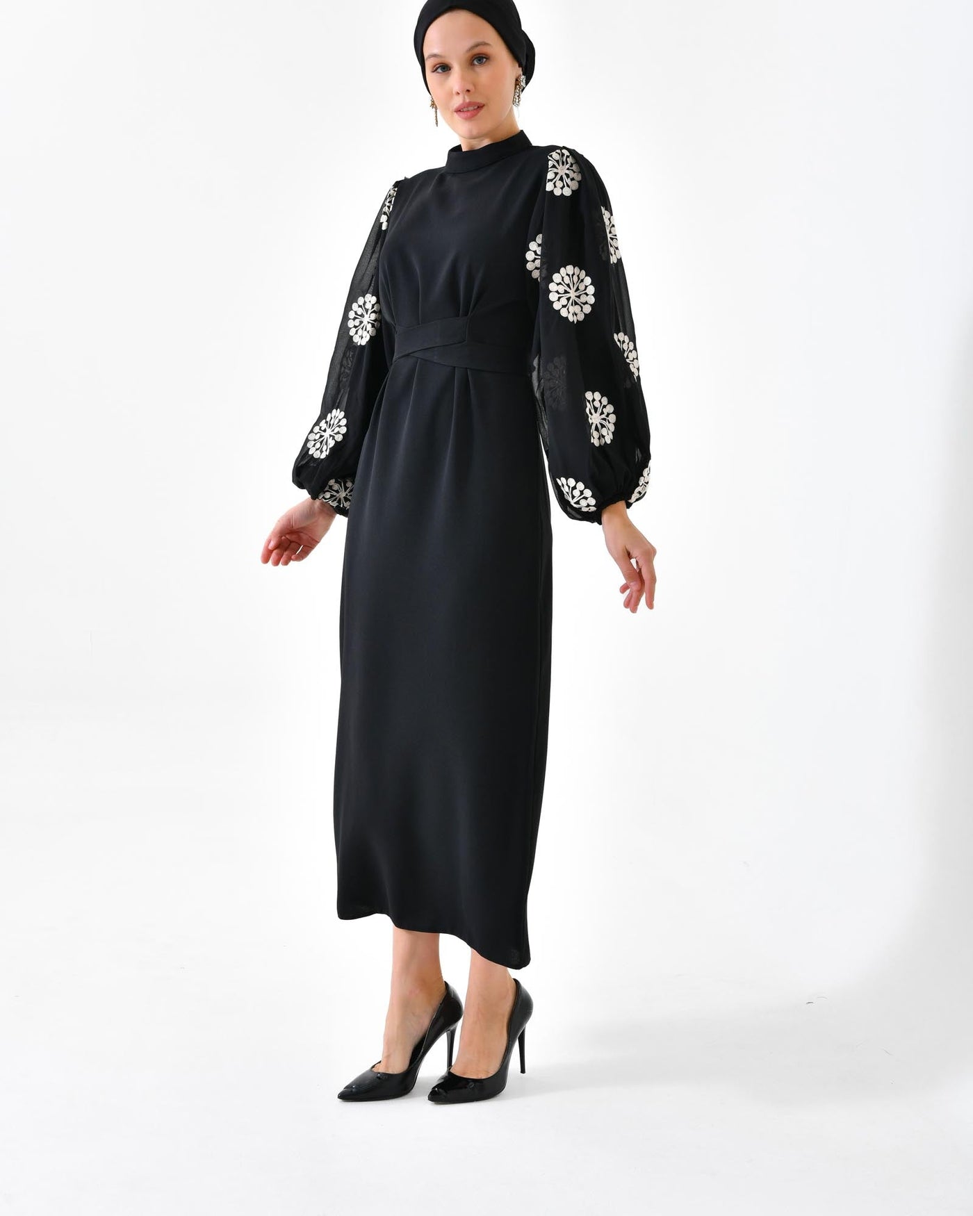 Elegantes Kleid mit Stickerei und Ballonärmeln