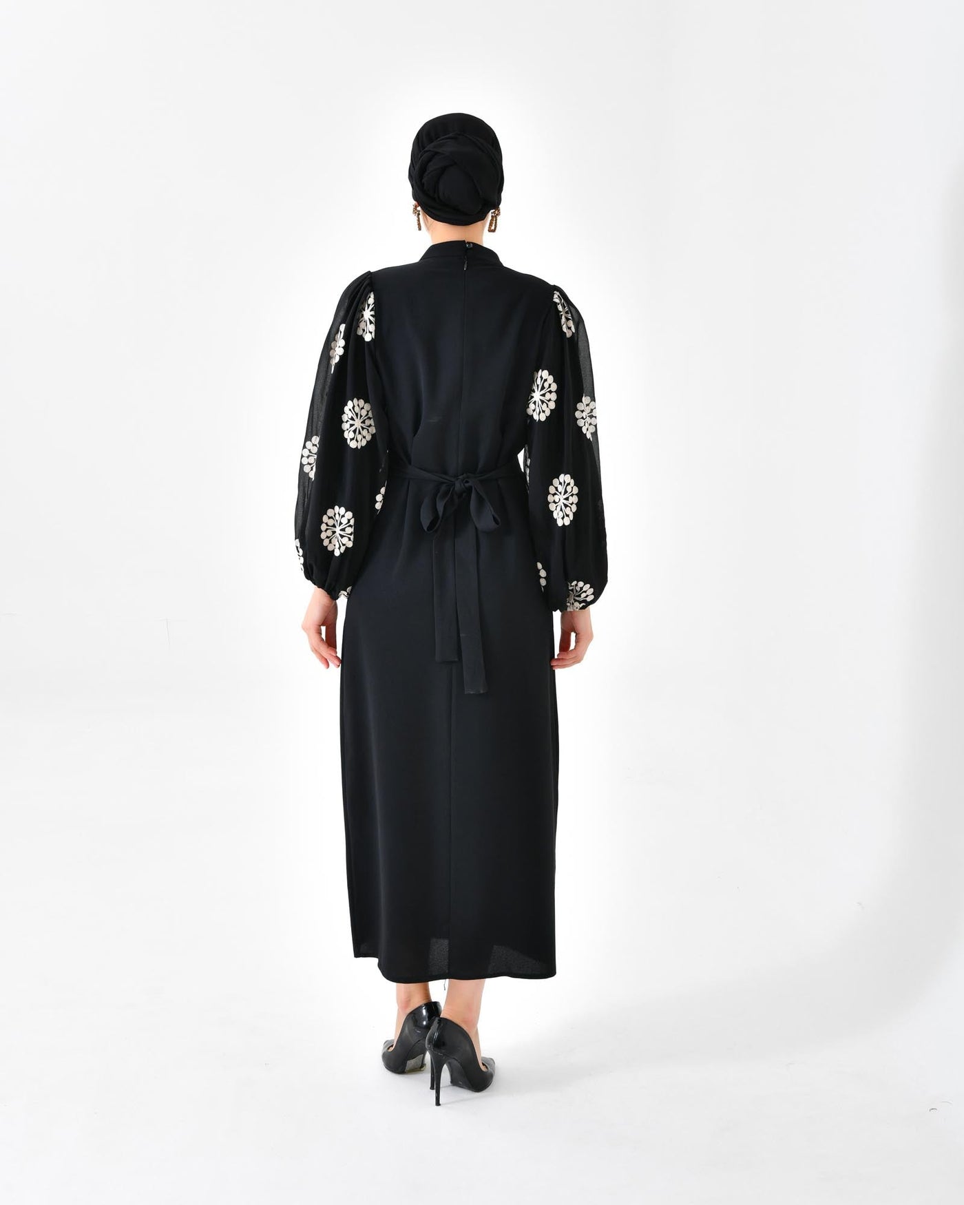 Elegantes Kleid mit Stickerei und Ballonärmeln