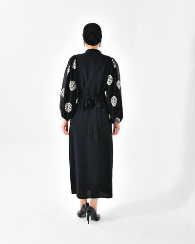 Elegantes Kleid mit Stickerei und Ballonärmeln