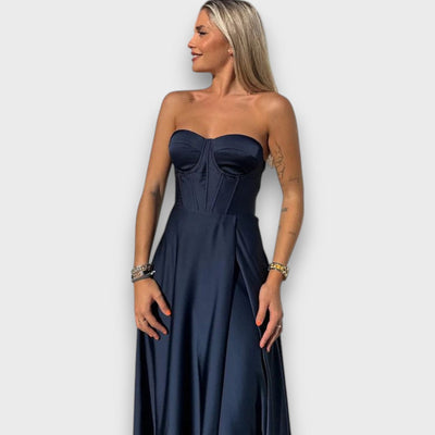 Victoria – Langes Kleid mit Rückenschnürung und Schlitz