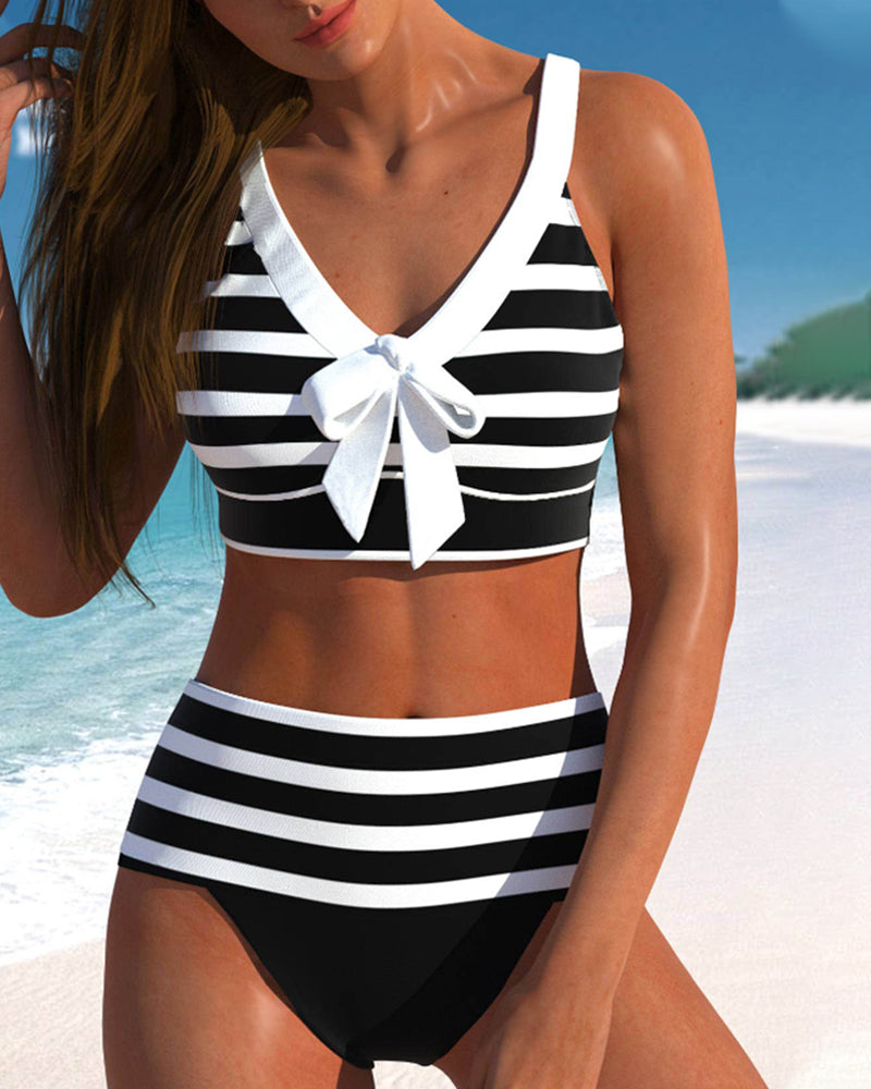 Eleganter farbenfroher Sommerbikini