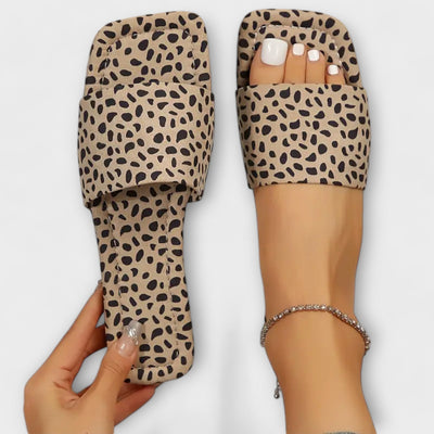 Solvaya – Slipper mit Animal-Print und moderner Silhouette