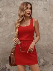 Evelyn -  Elegantes ärmelloses Strickkleid mit Kordelzug und Rüschendetail