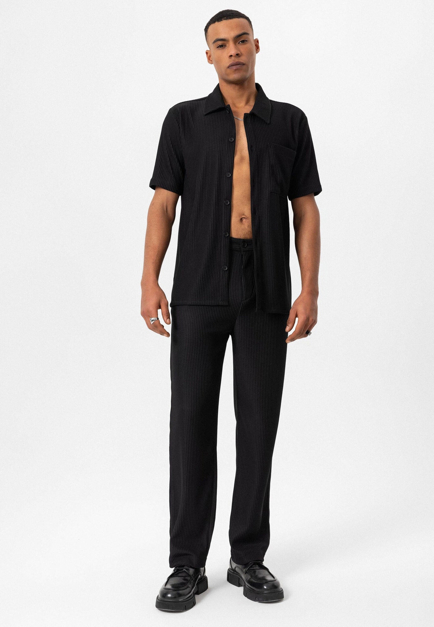 ANTIOCH | Geripptes Hemd – Schwarz