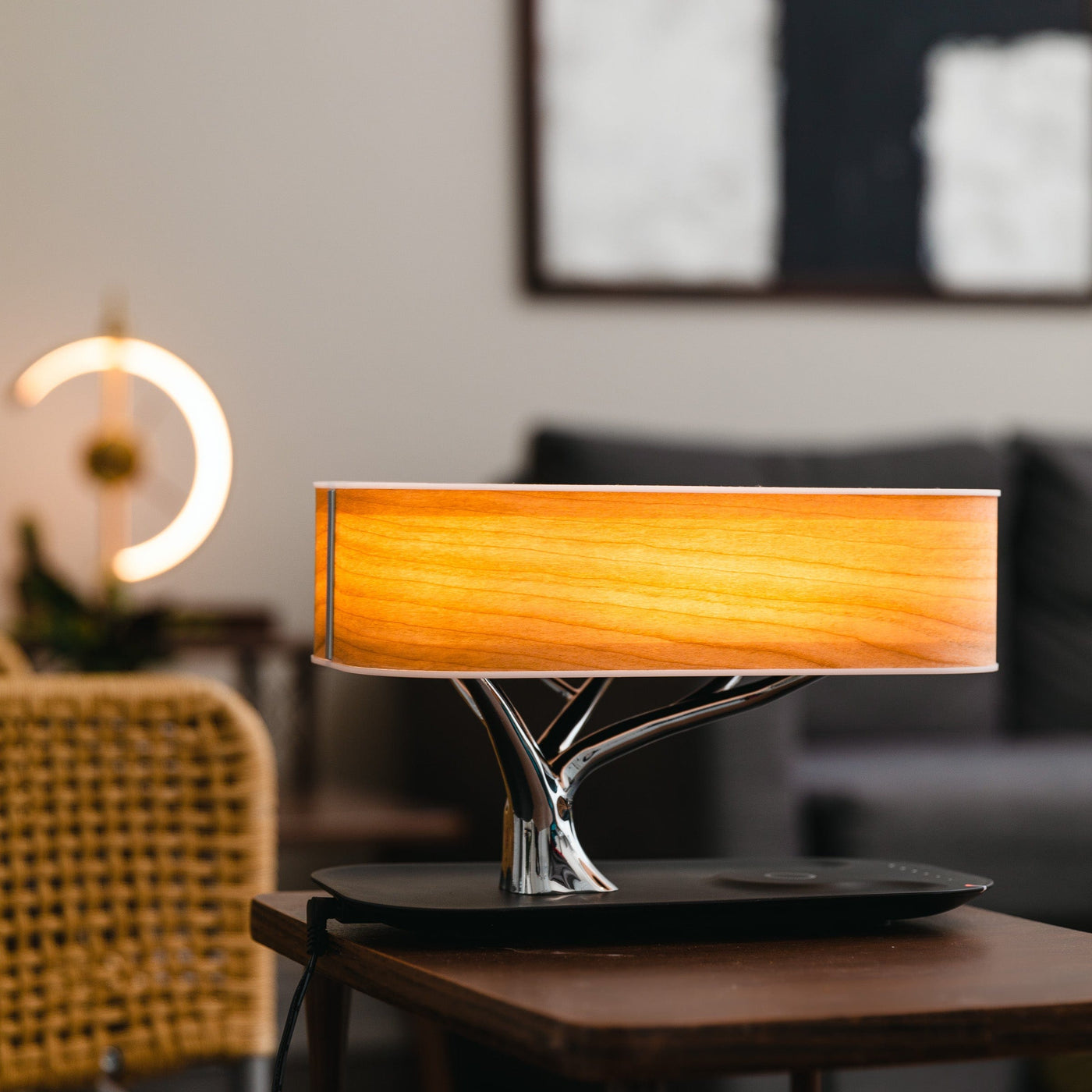 Licht-Oase | Elegante Lampe mit kabelloser Ladestation und Bluetooth Lautsprecher