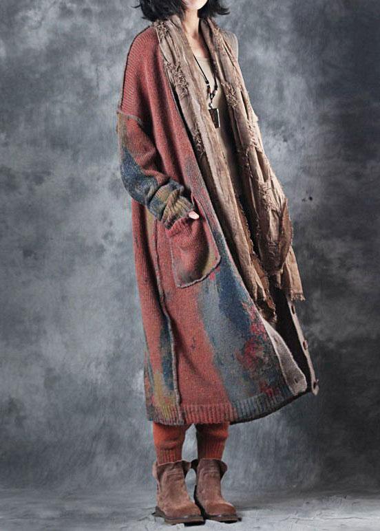 Boho-strickpullover mit orangefarbenen v-ausschnitttaschen und herbstlichen knöpfen