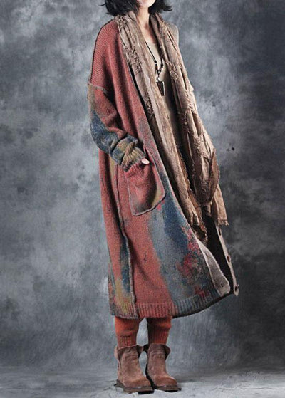 Boho-strickpullover mit orangefarbenen v-ausschnitttaschen und herbstlichen knöpfen