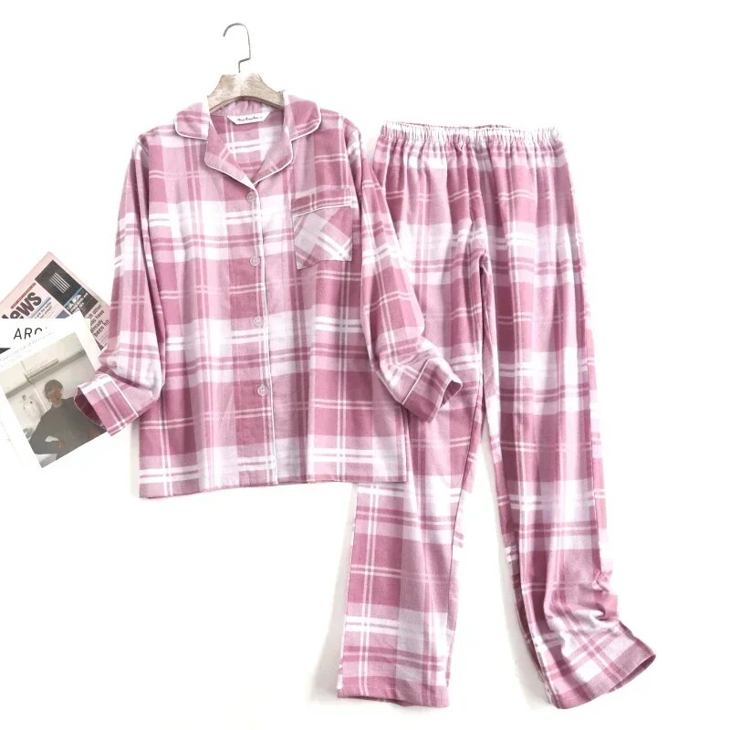 Bequemes damen-pyjama-set mit lebendigen mustern