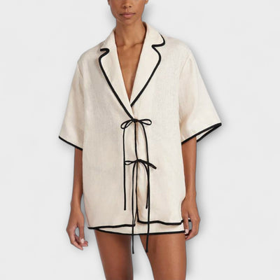 Luane – Entspanntes Set mit schwarzer Paspelierung