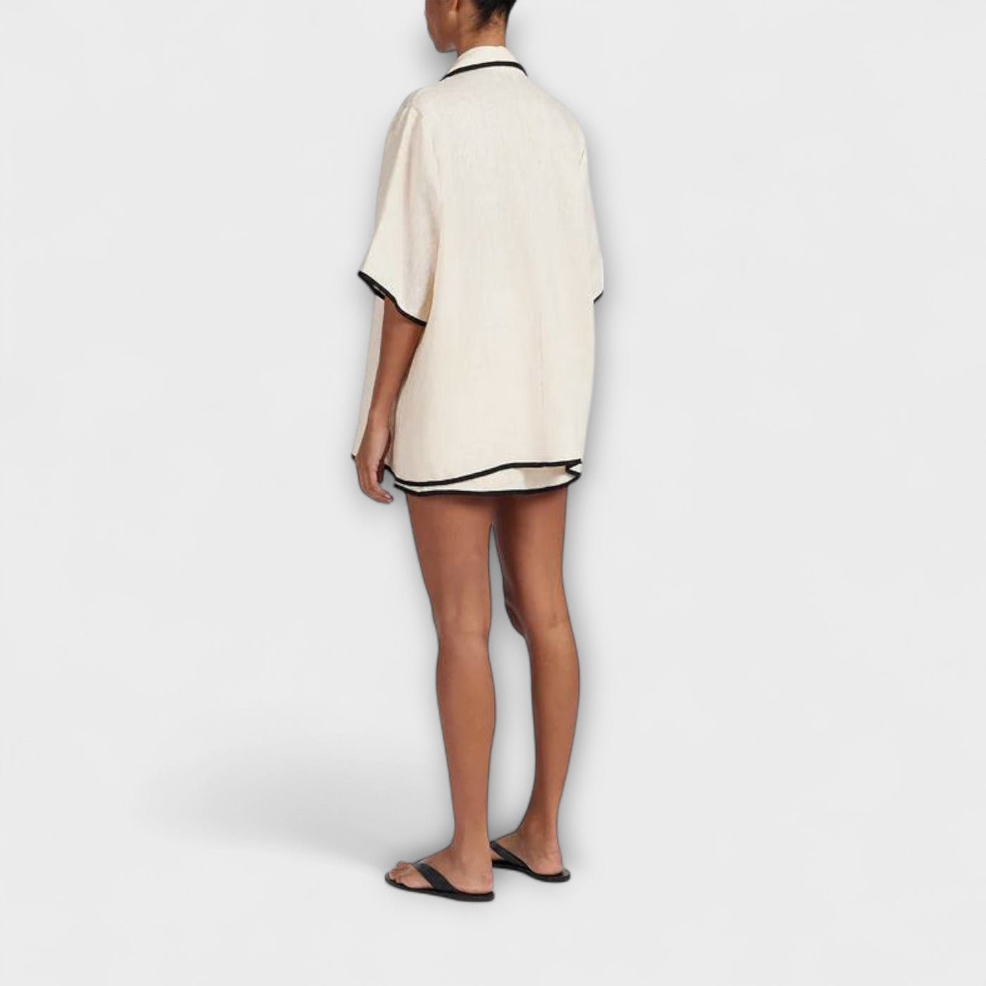 Luane – Entspanntes Set mit schwarzer Paspelierung