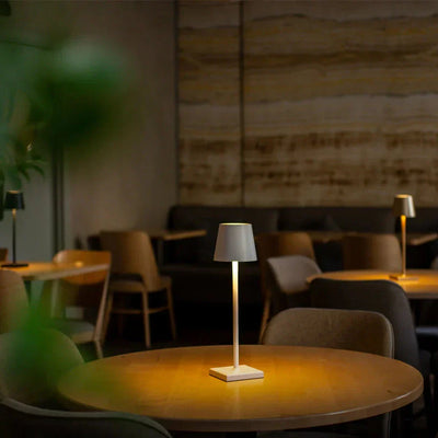 Verstellbare hohe Tischlampe für stilvolle Beleuchtung