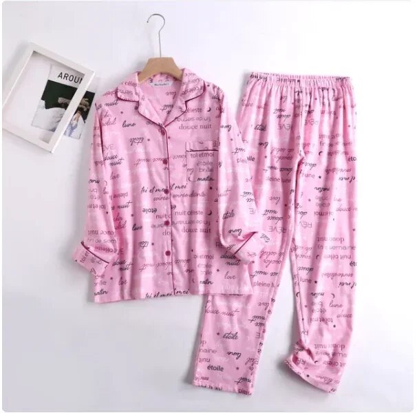 Bequemes damen-pyjama-set mit lebendigen mustern