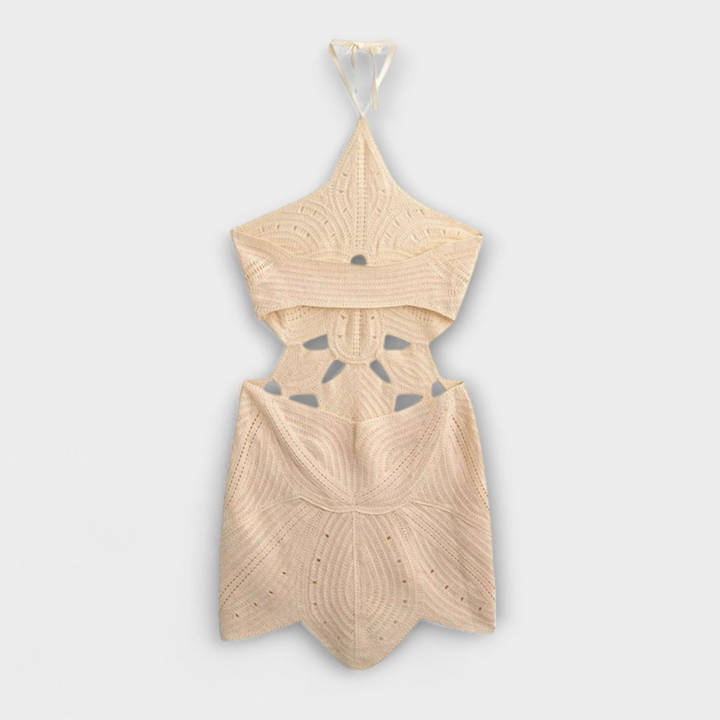 Ranyra – Häkelkleid mit Cut-Out-Design und Skulpturwirkung