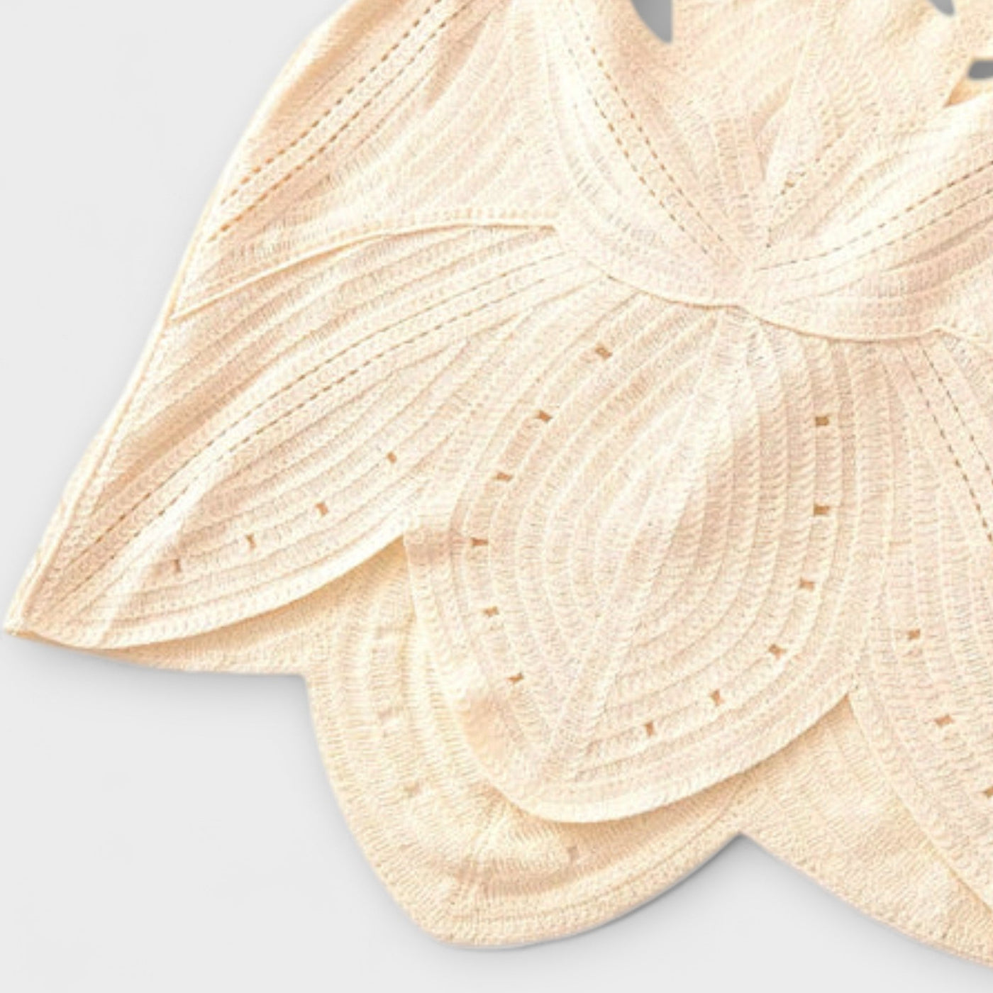 Ranyra – Häkelkleid mit Cut-Out-Design und Skulpturwirkung