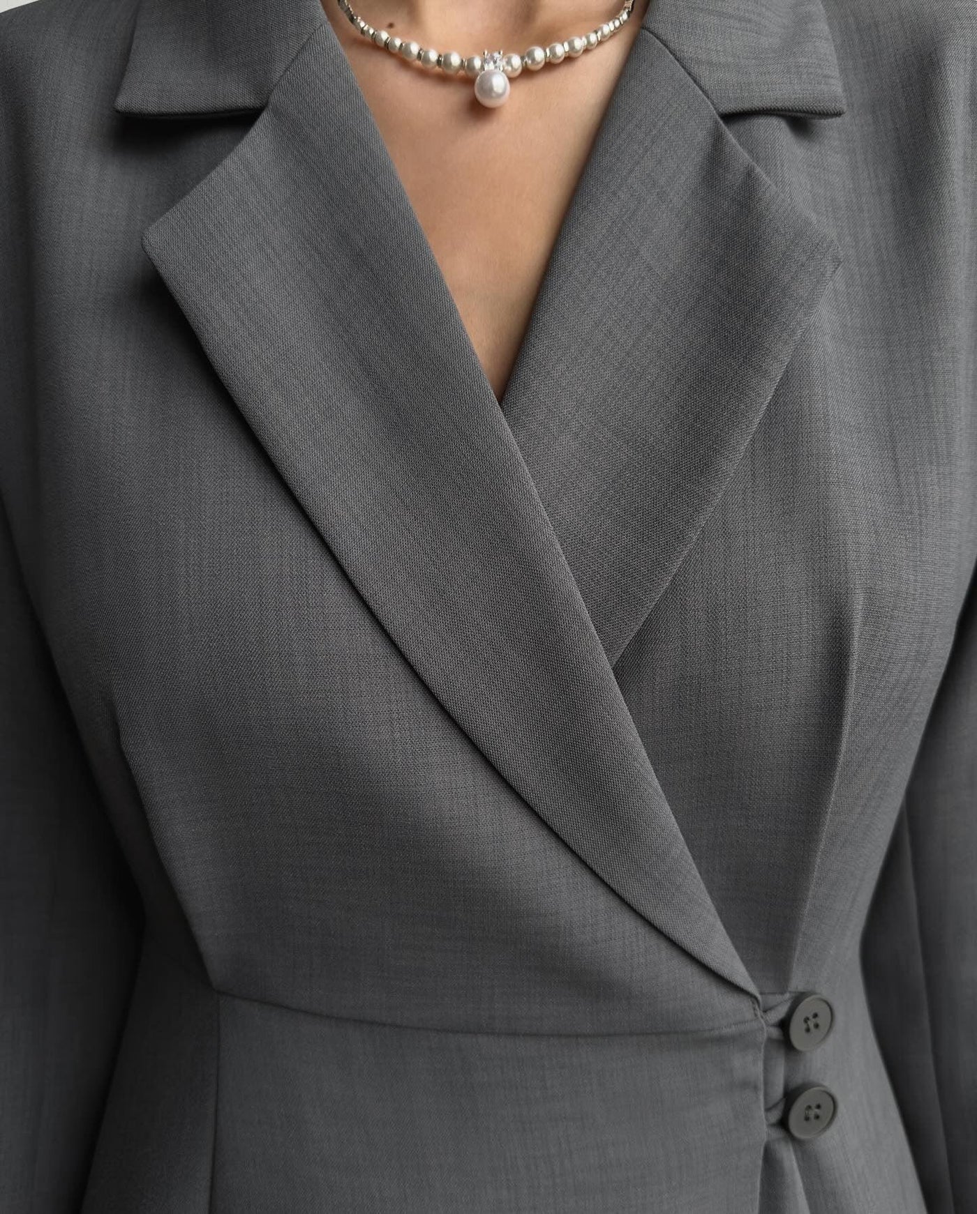 Elegantes Blazerkleid mit tailliertem Schnitt und stilvollem Faltenrock