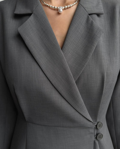 Elegantes Blazerkleid mit tailliertem Schnitt und stilvollem Faltenrock