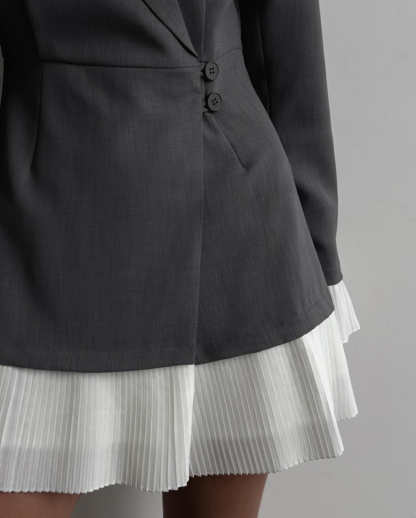 Elegantes Blazerkleid mit tailliertem Schnitt und stilvollem Faltenrock