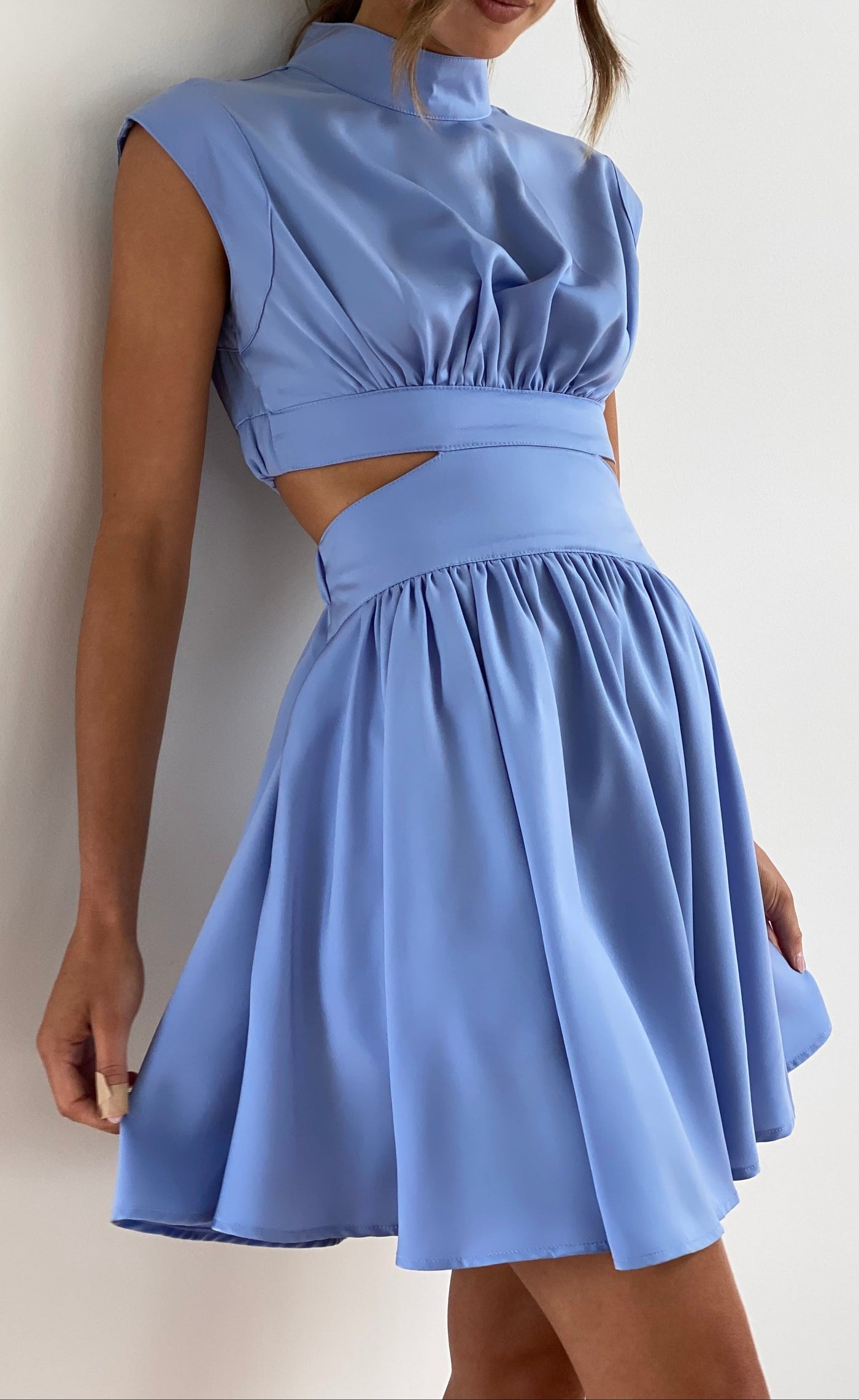 Delilah - Glamouröses und stilvolles Kleid mit Ausschnitt in der Taille für Frauen