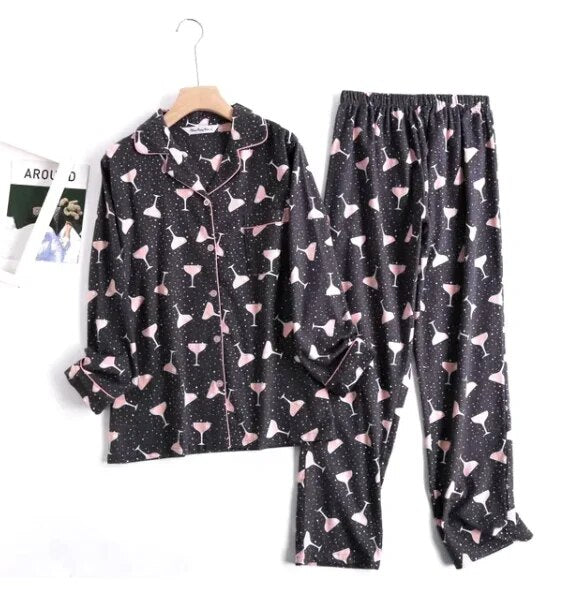 Bequemes damen-pyjama-set mit lebendigen mustern