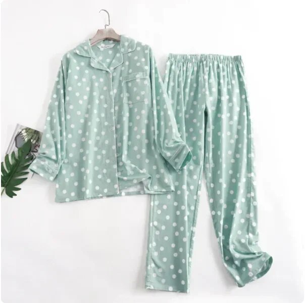 Bequemes damen-pyjama-set mit lebendigen mustern