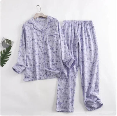 Bequemes damen-pyjama-set mit lebendigen mustern