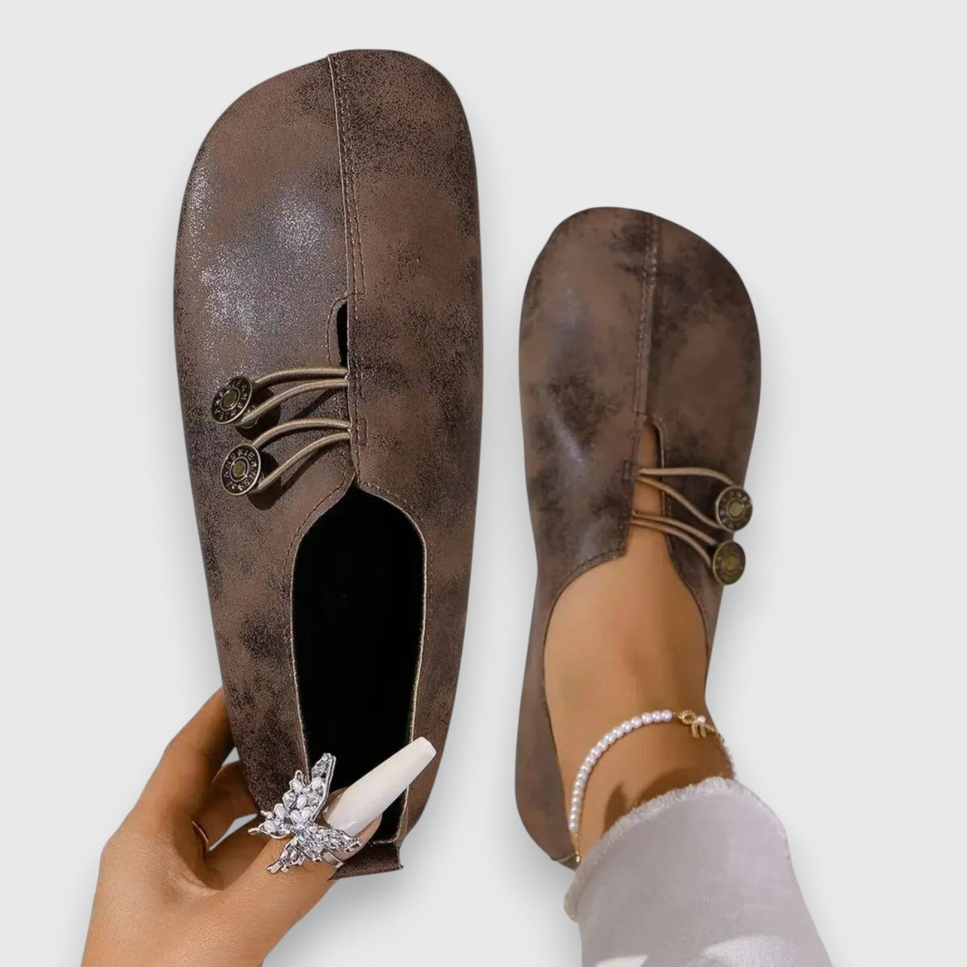 Mira – Weiche Slipper mit Vintage-Knopfdetail