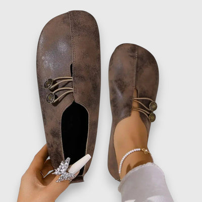 Mira – Weiche Slipper mit Vintage-Knopfdetail