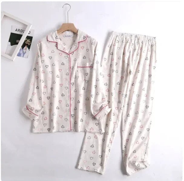 Bequemes damen-pyjama-set mit lebendigen mustern