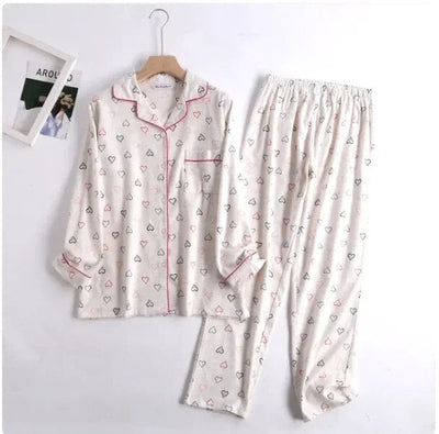 Bequemes damen-pyjama-set mit lebendigen mustern