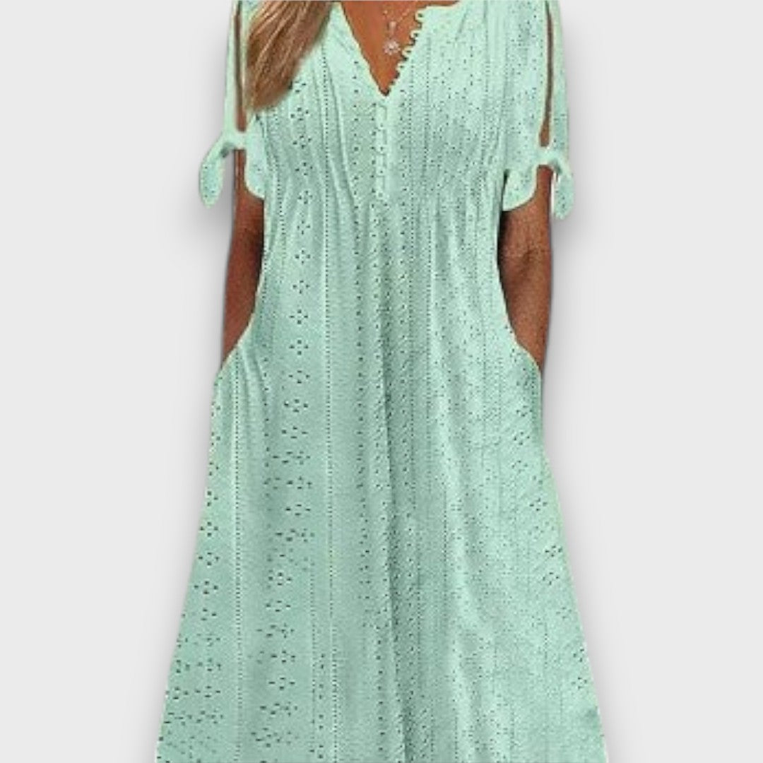 Aureline – Feminines Sommerkleid mit Lochmuster