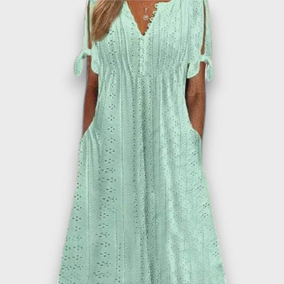 Aureline – Feminines Sommerkleid mit Lochmuster