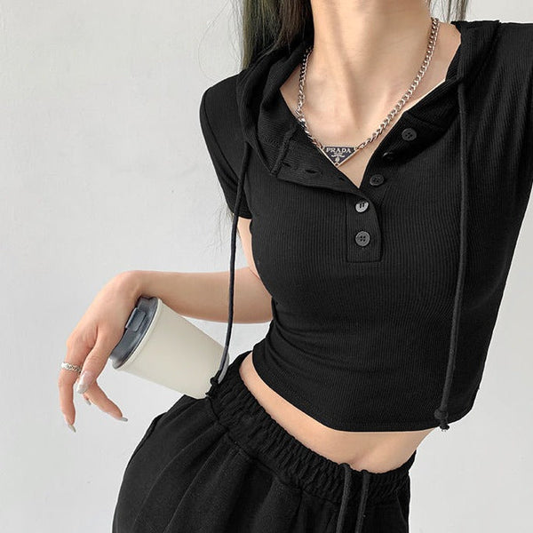 Brigitte – crop-top mit kapuze und knöpfen