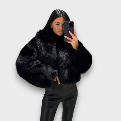 Jeline – Kuscheliger Faux-Fur-Mantel in Creme