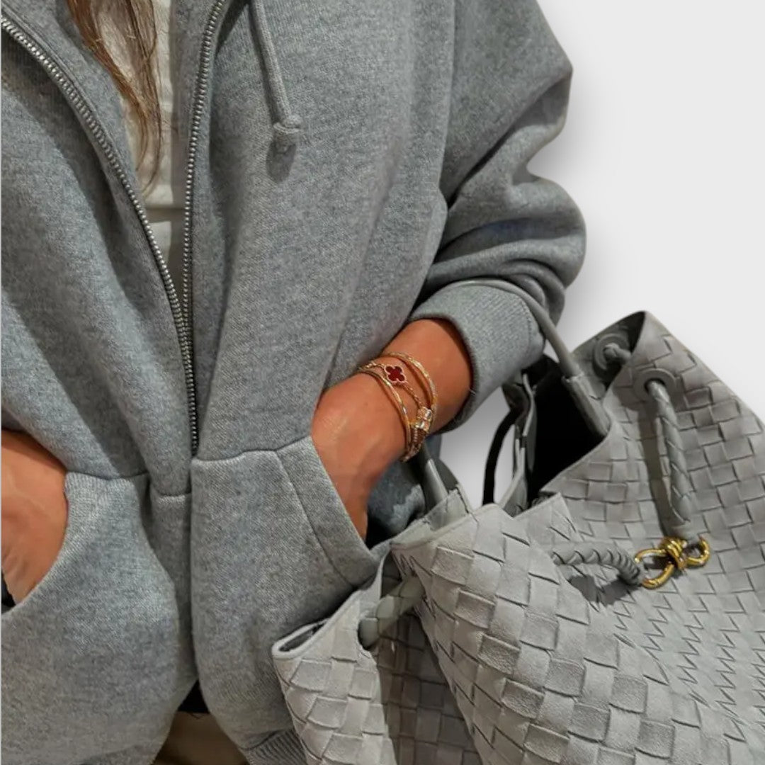 Lucia – Zamszowa torebka z eleganckim detalem