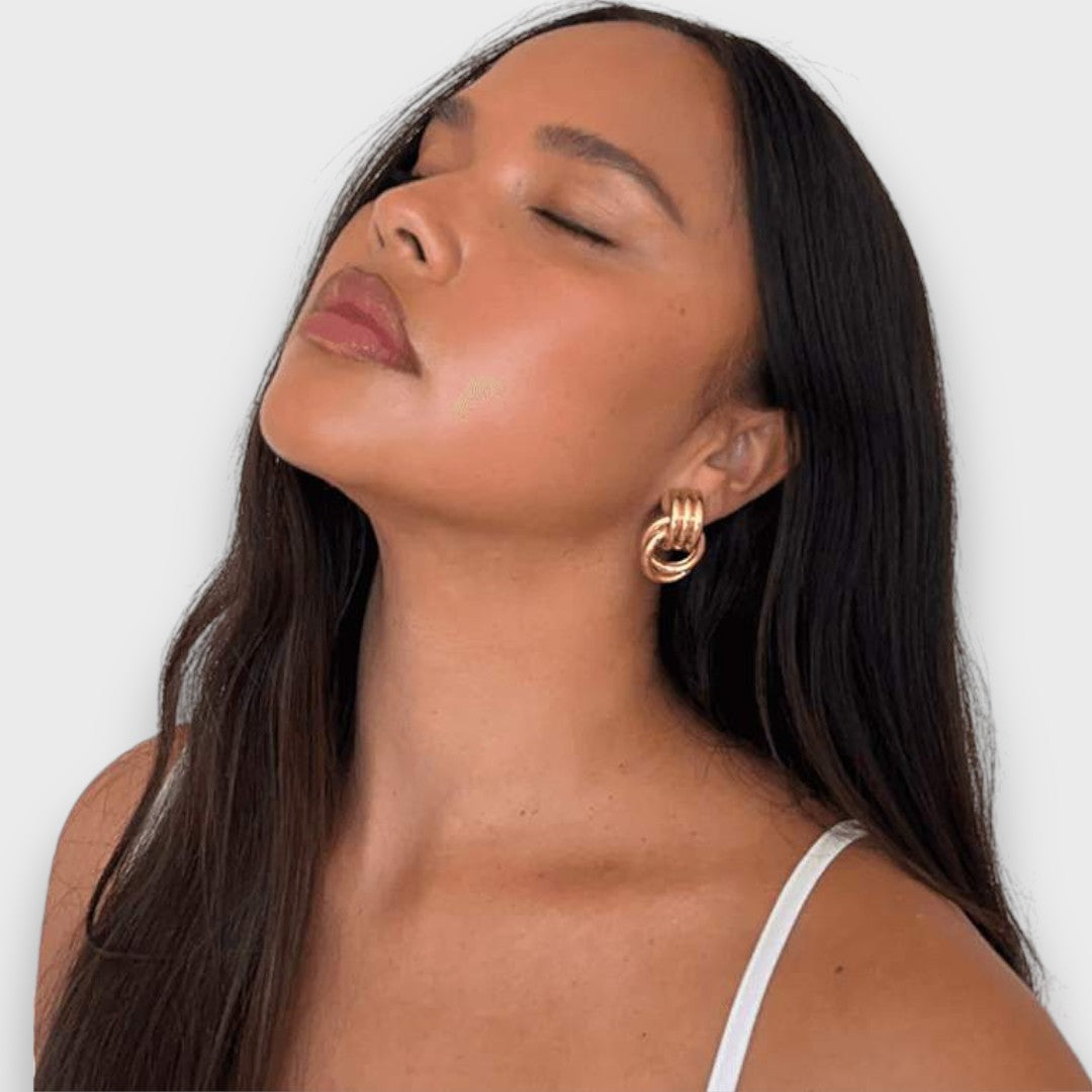 Nela – Filigrane Knotenohrringe in Goldoptik